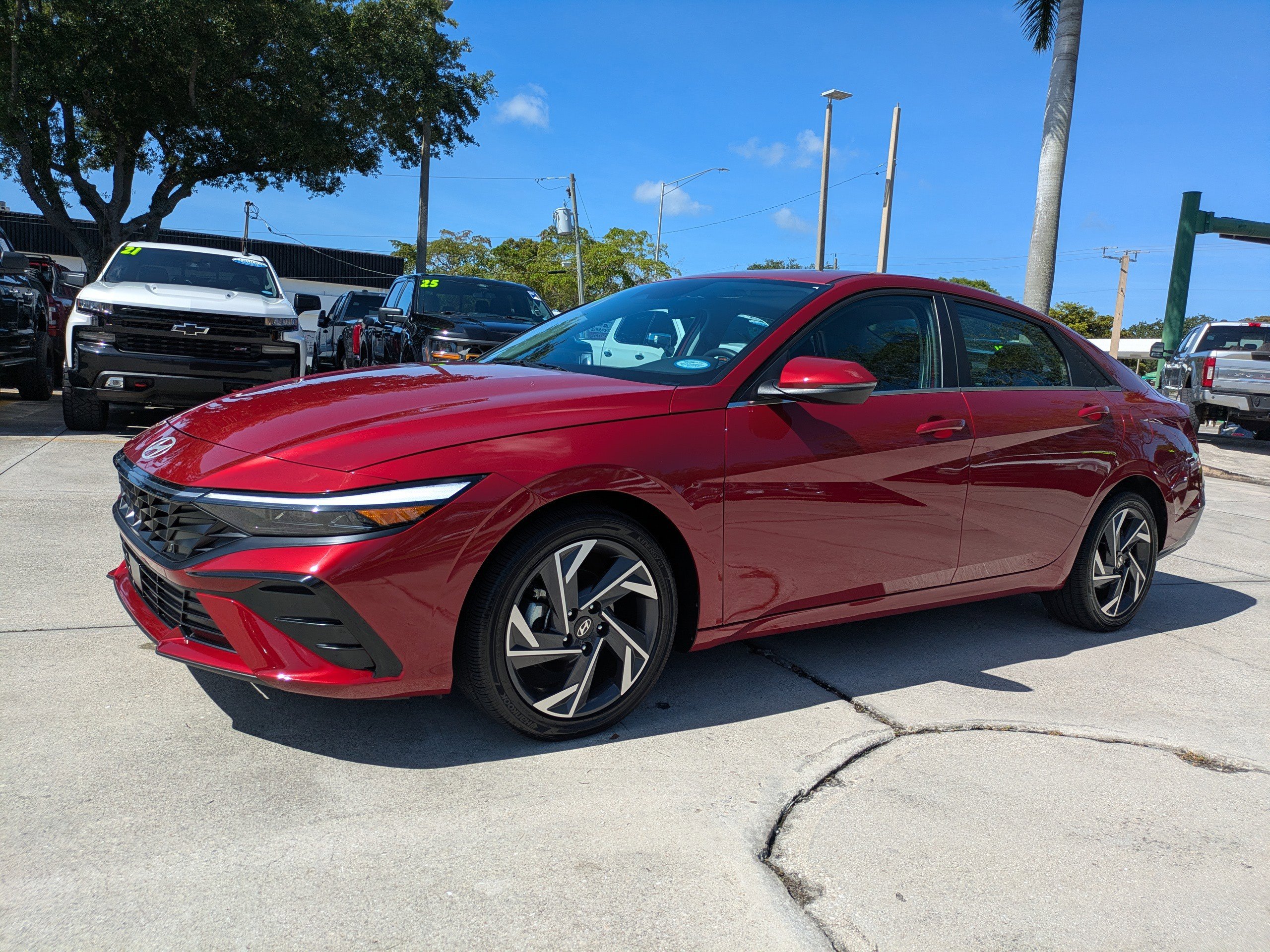 Used 2025 Hyundai Elantra Limited w/ Cargo Package FWD image 7