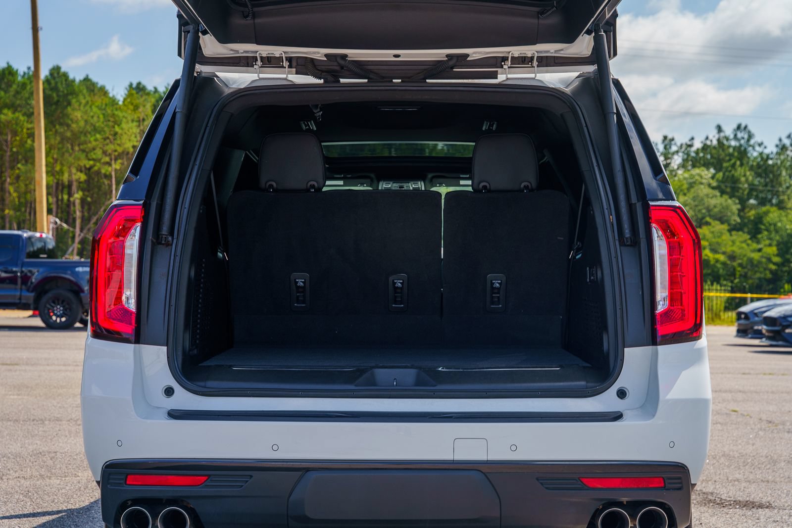 Used 2023 GMC Yukon XL Denali RWD image 26