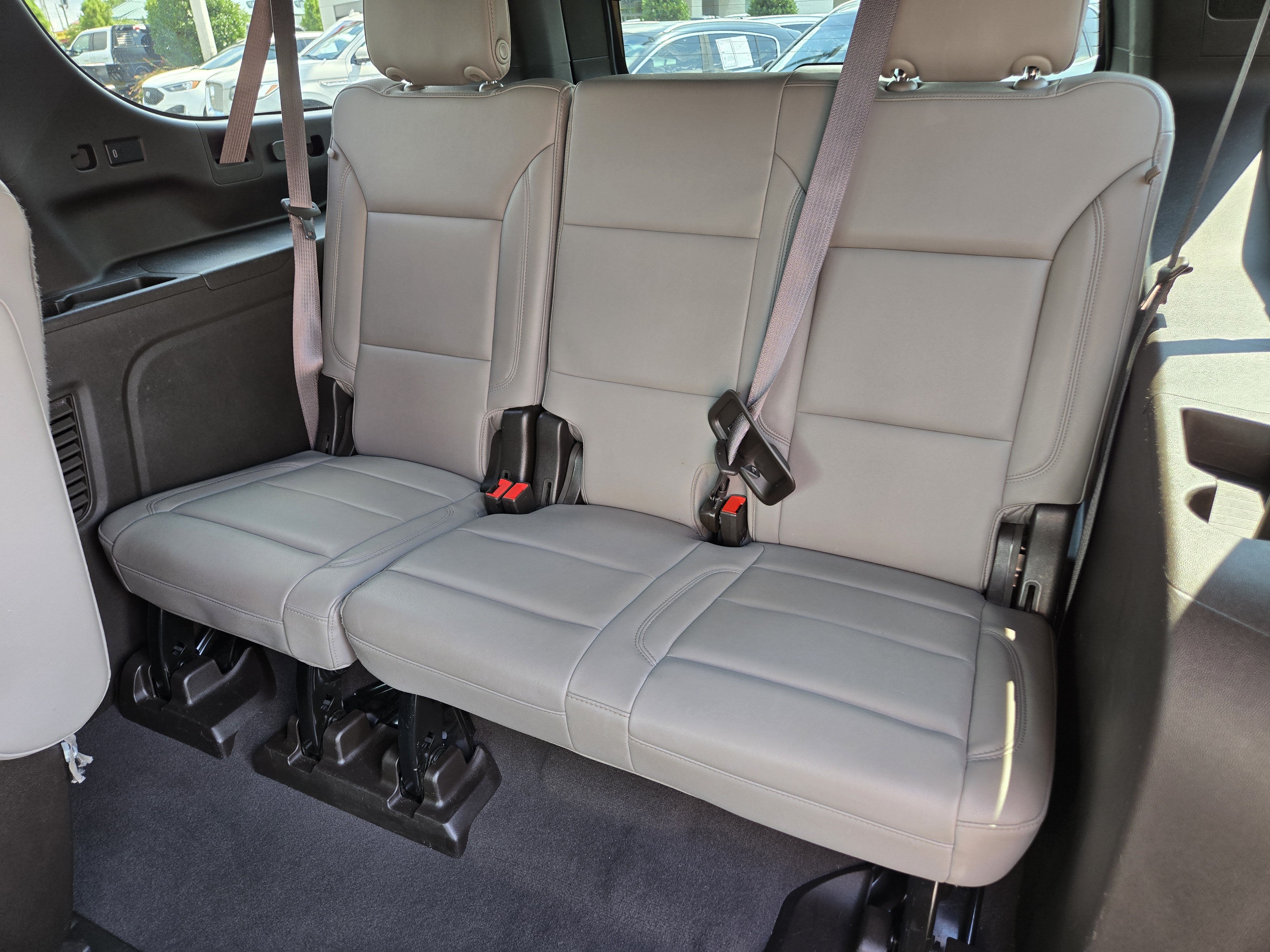 Used 2024 Chevrolet Suburban LT w/ Luxury Package RWD image 18