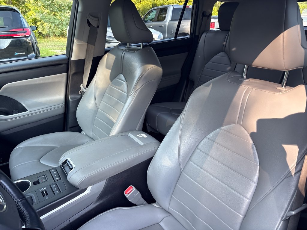 Used 2021 Toyota Highlander XLE AWD/4WD image 8