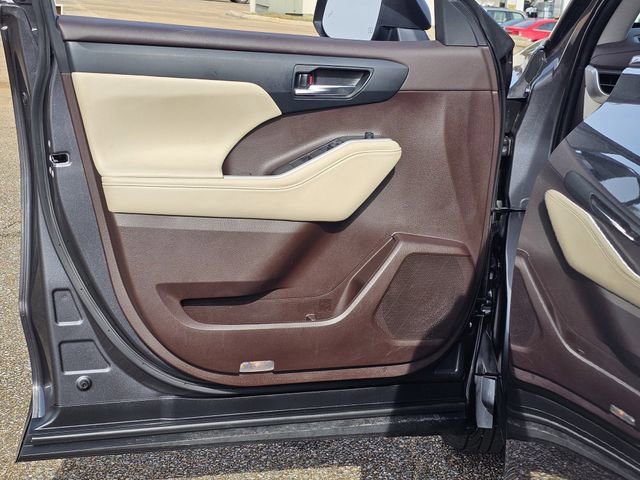 Used 2021 Toyota Highlander XLE image 14