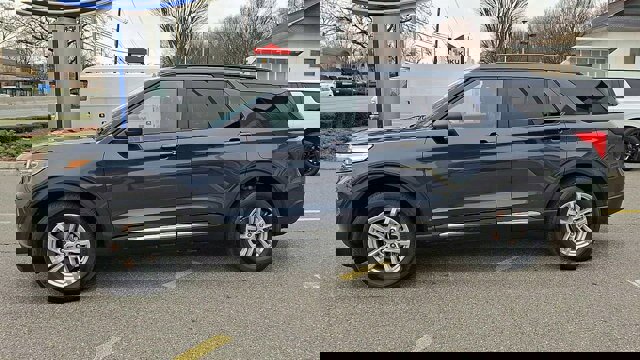 Certified 2022 Ford Explorer XLT w/ Equipment Group 202A image 3