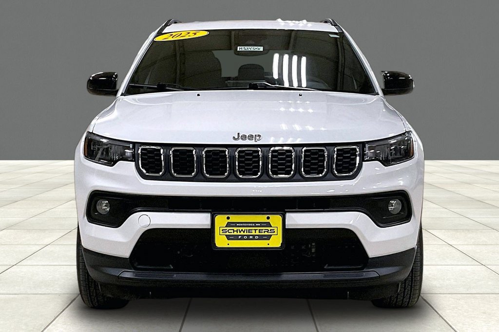 Used 2025 Jeep Compass Latitude AWD/4WD image 3