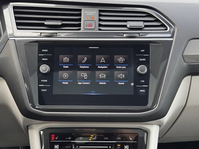 Used 2024 Volkswagen Tiguan SE w/ Panoramic Sunroof Package image 9