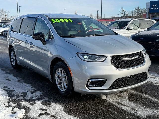 Used 2024 Chrysler Pacifica Touring-L FWD image 1