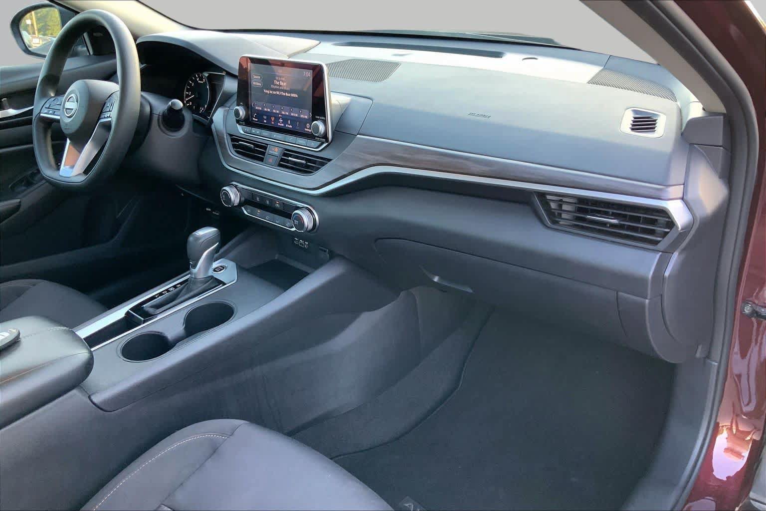 Used 2025 Nissan Altima 2.5 SV FWD image 17