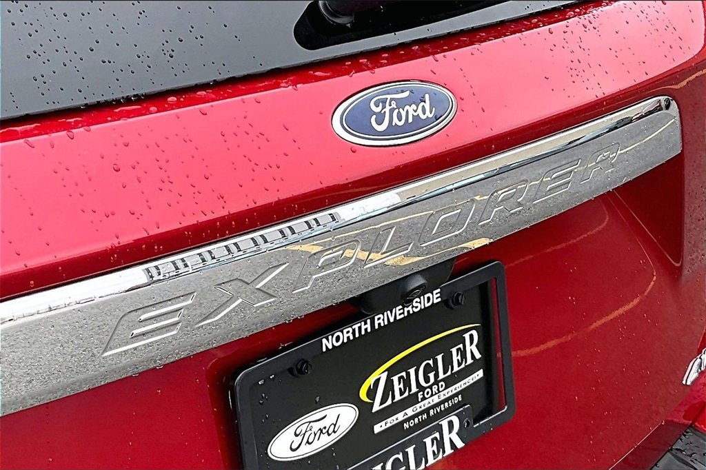 Certified 2022 Ford Explorer Limited w/ Equipment Group 301A image 8
