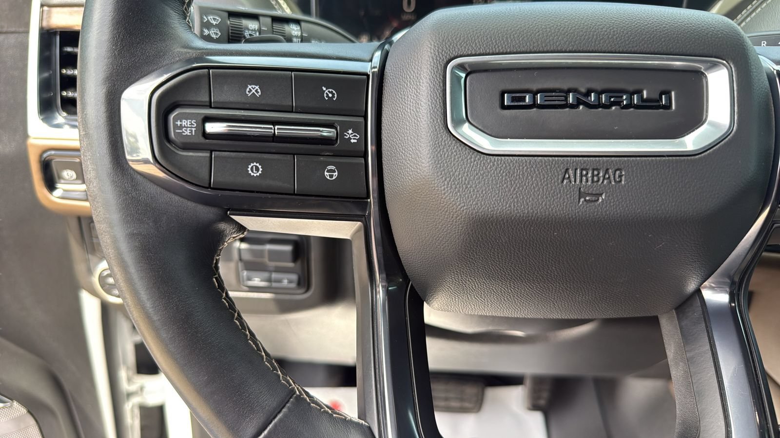 Used 2025 GMC Yukon Denali Ultimate AWD/4WD image 17