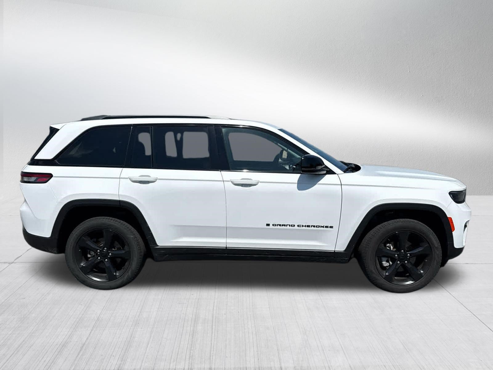 Used 2024 Jeep Grand Cherokee Limited w/ Black Appearance Package AWD/4WD image 10