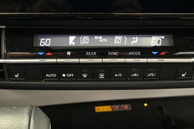 Used 2025 Toyota Sienna XLE FWD image 22