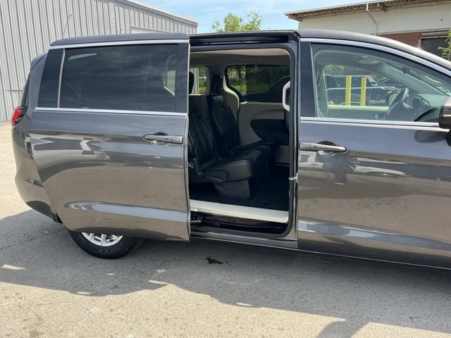 Used 2023 Chrysler Pacifica Touring-L FWD image 22