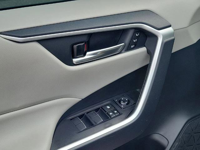 Used 2021 Toyota RAV4 XLE Premium image 23