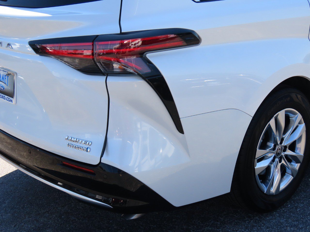 Used 2023 Toyota Sienna Limited image 12