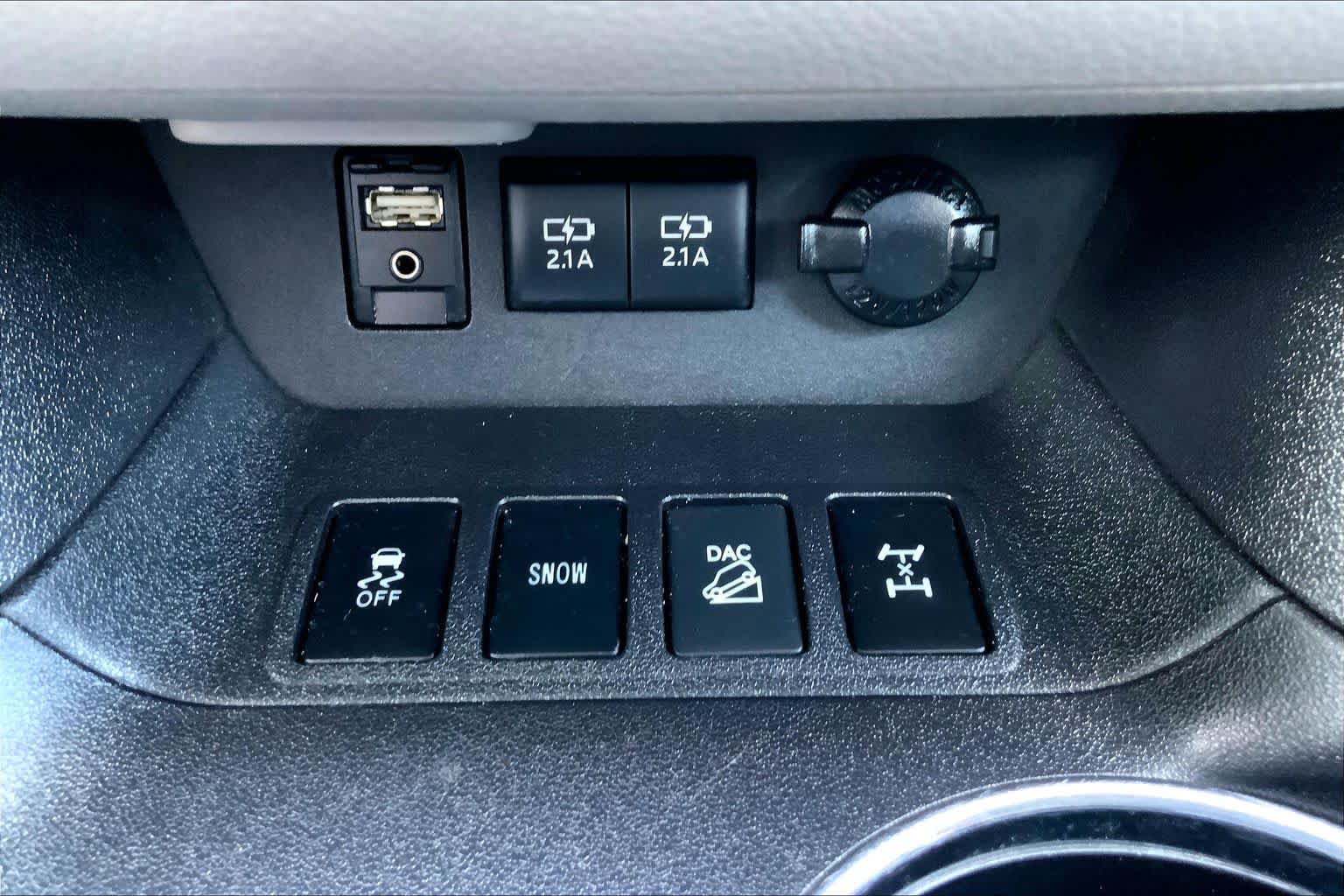 Used 2017 Toyota Highlander XLE AWD/4WD image 35