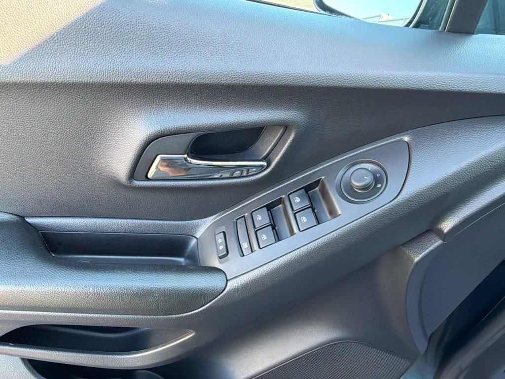 Used 2021 Chevrolet Trax LT w/ Premium Seat Package AWD/4WD image 29