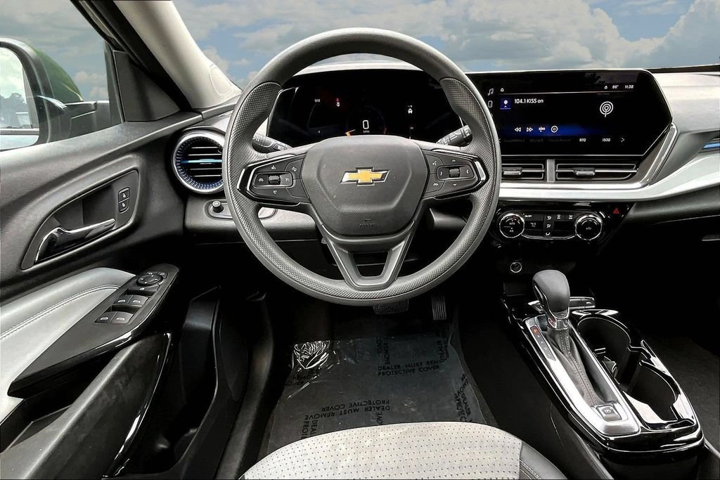 Used 2025 Chevrolet Trax LT FWD image 10