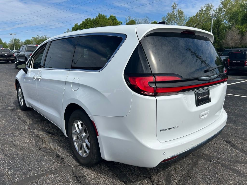 Used 2023 Chrysler Pacifica Touring-L FWD image 6