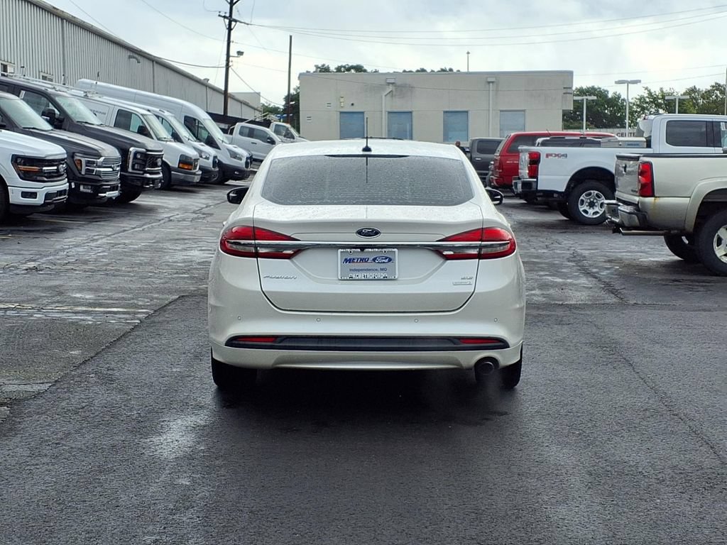 Certified 2018 Ford Fusion SE w/ Fusion SE Technology Package FWD image 4