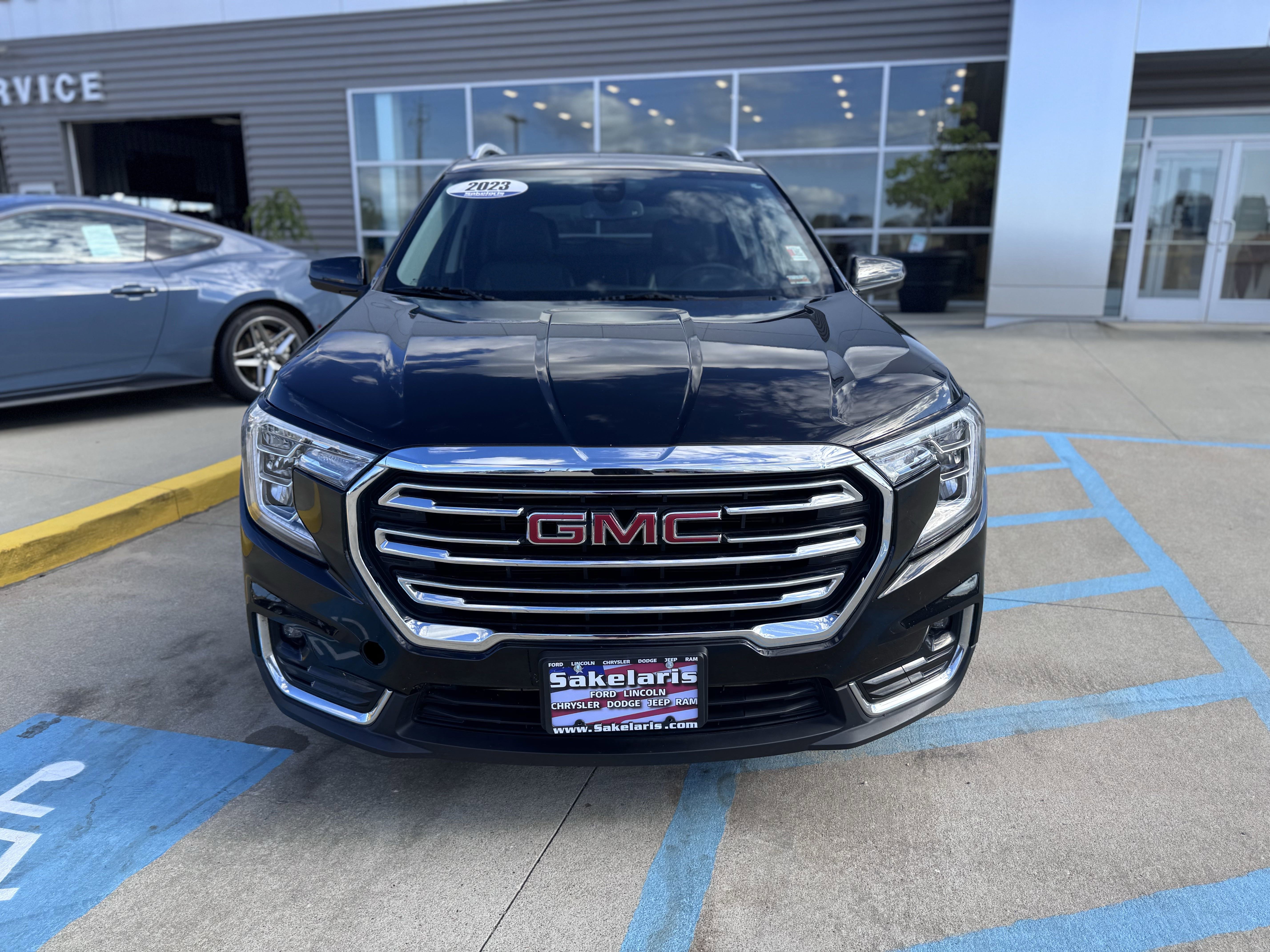 Used 2023 GMC Terrain SLT image 2