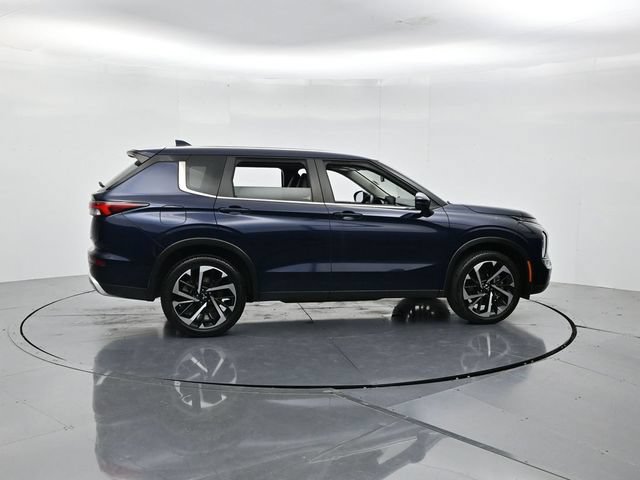 Used 2023 Mitsubishi Outlander SE FWD image 2