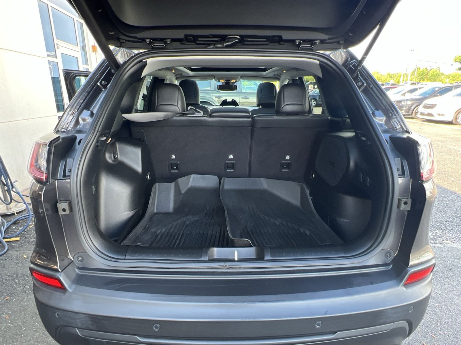 Used 2022 Jeep Cherokee Latitude Lux w/ Sun & Sound Group AWD/4WD image 33