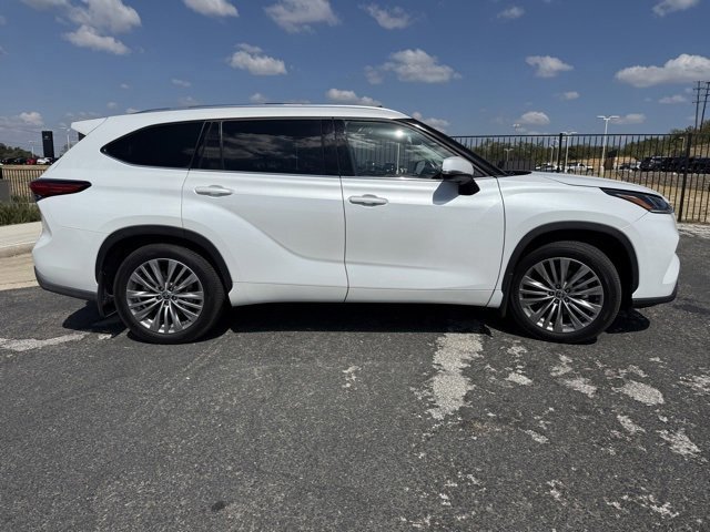 Used 2022 Toyota Highlander Platinum image 2