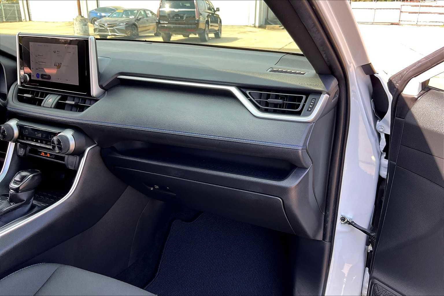 Used 2024 Toyota RAV4 SE image 16