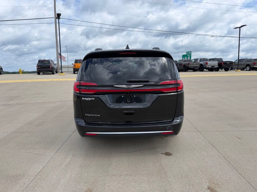 Used 2022 Chrysler Pacifica Touring-L FWD image 6