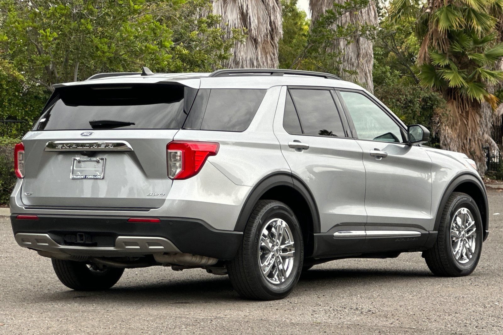Certified 2024 Ford Explorer XLT w/ Equipment Group 202A AWD/4WD image 3