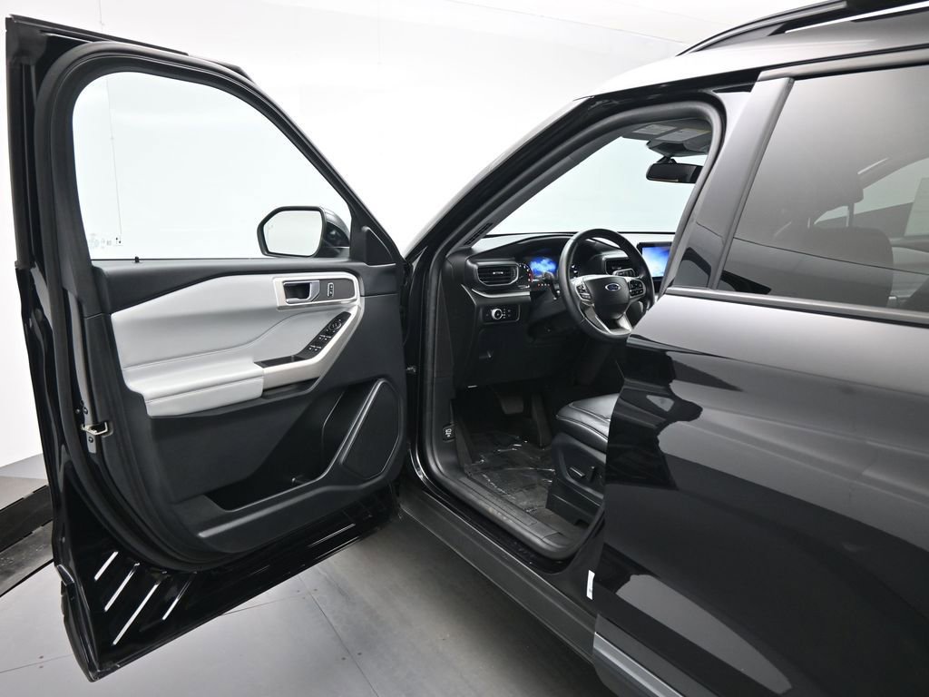 Certified 2023 Ford Explorer XLT w/ Equipment Group 202A image 9