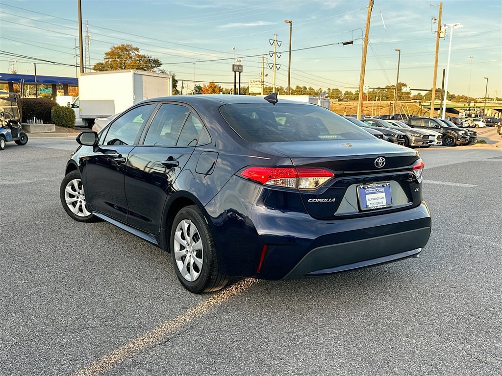 Used 2022 Toyota Corolla LE image 2