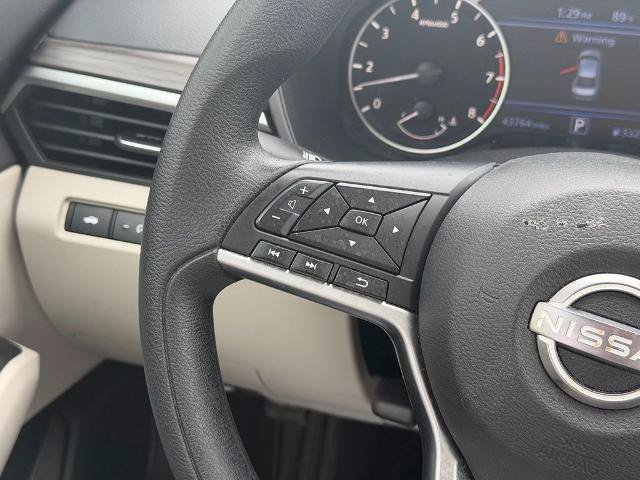 Used 2025 Nissan Altima 2.5 SV FWD image 14