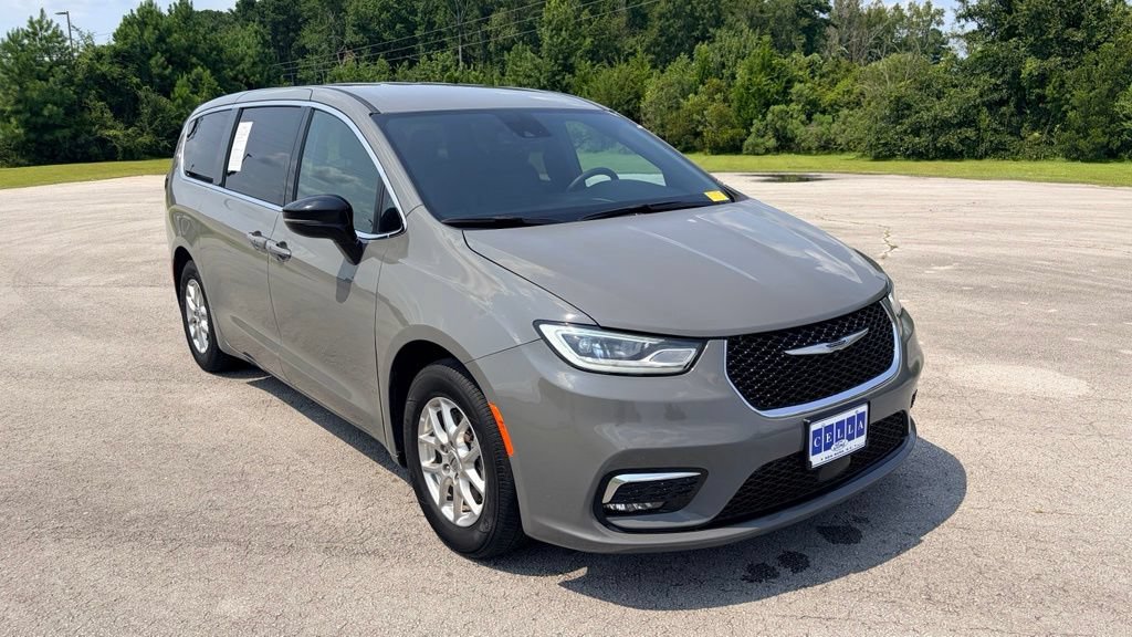Used 2025 Chrysler Pacifica Select FWD image 2