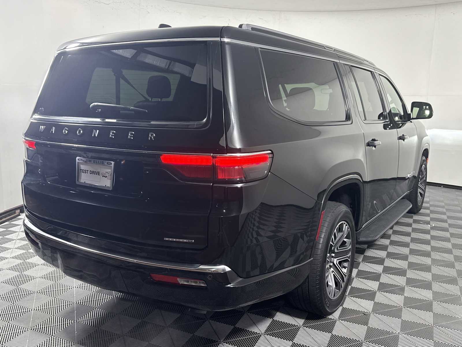 Used 2024 Jeep Wagoneer L Series II w/ Flexible Seating Group image 4