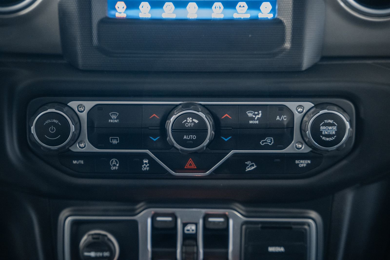 Used 2018 Jeep Wrangler Unlimited Sahara image 27