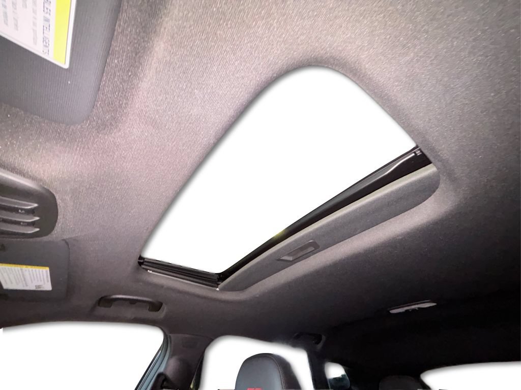 Used 2025 Chevrolet Trax RS w/ Sunroof Package FWD image 31
