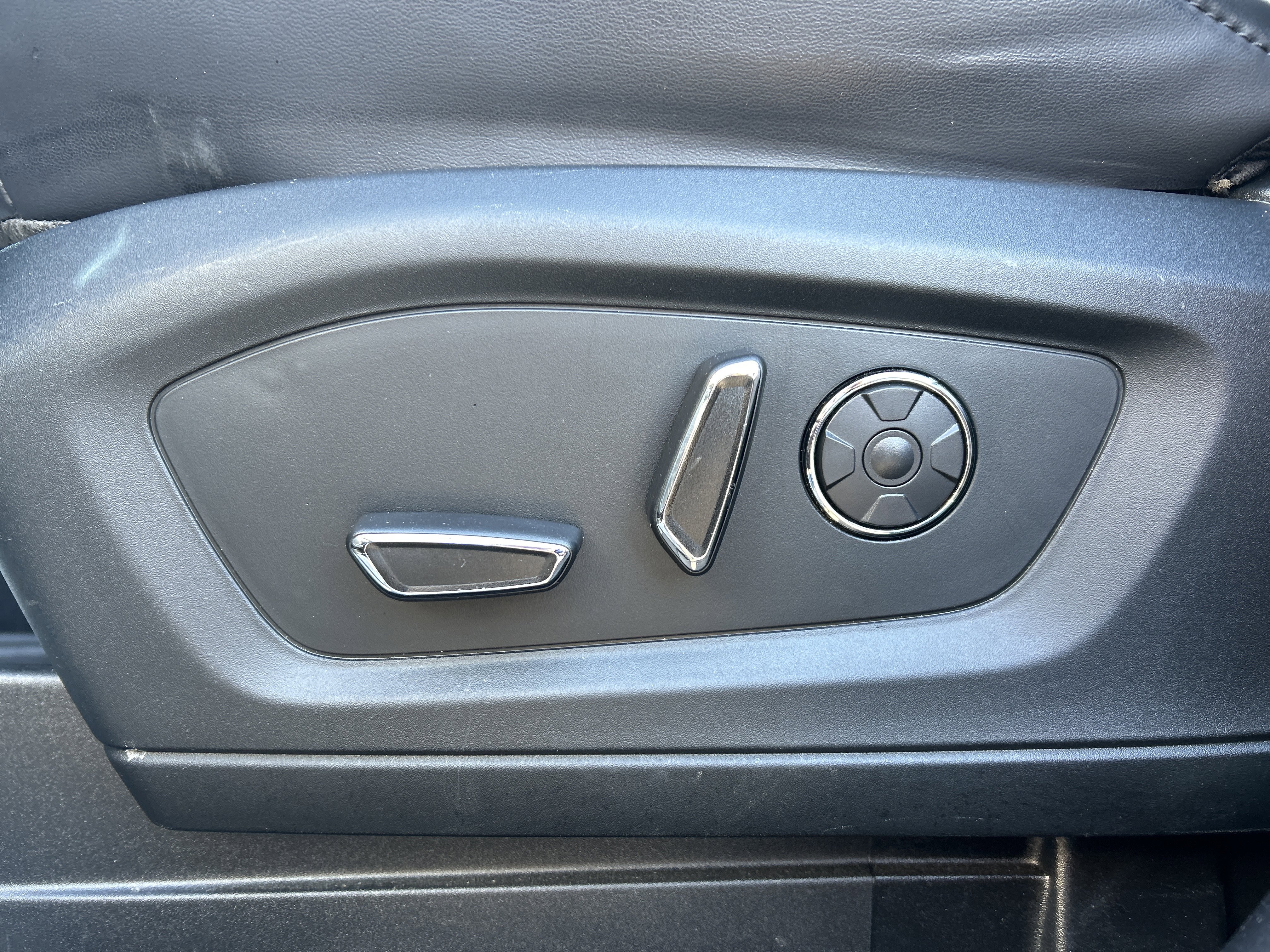 Certified 2020 Ford Explorer Platinum w/ Premium Technology Package image 16