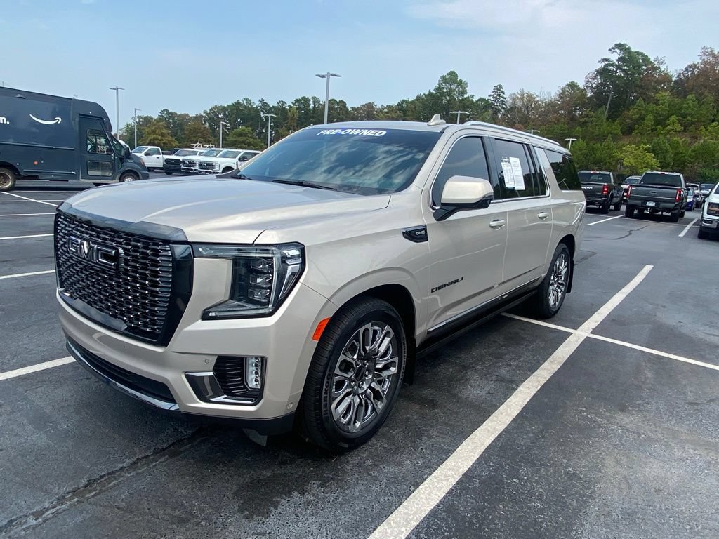 Used 2023 GMC Yukon XL Denali Ultimate AWD/4WD image 3