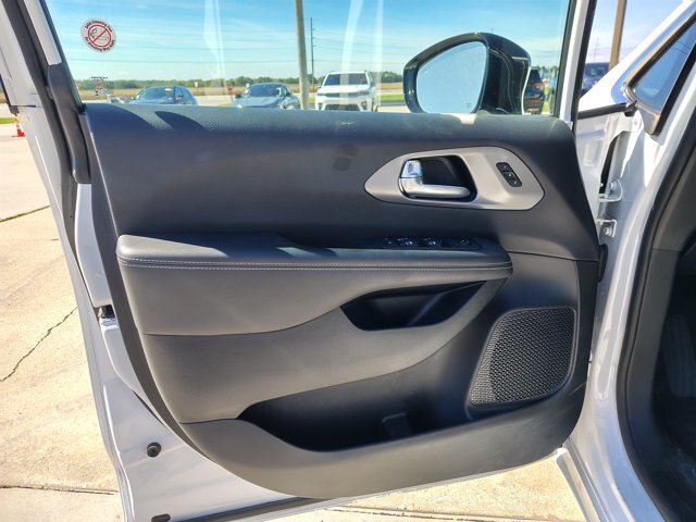 Used 2025 Chrysler Pacifica Select FWD image 10