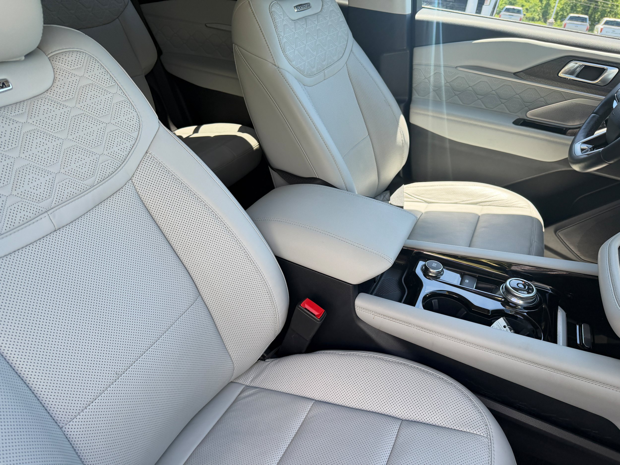 Certified 2025 Ford Explorer Platinum w/ LUX Leather Package AWD/4WD image 24