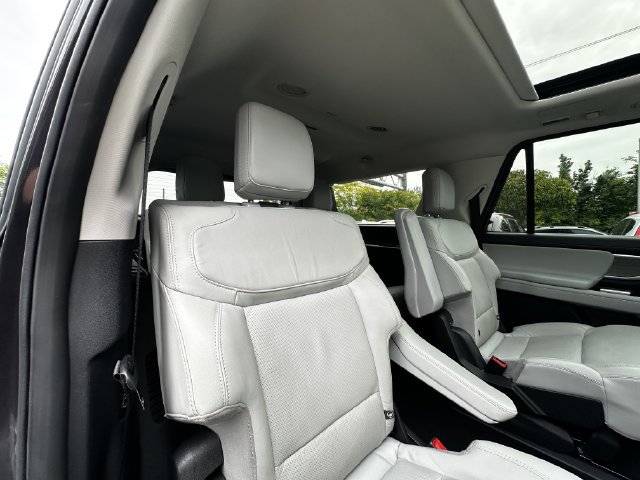 Certified 2025 Ford Expedition Max Platinum w/ Driver's Package AWD/4WD image 39