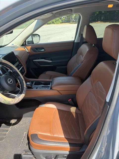 Used 2025 Nissan Pathfinder Platinum image 8