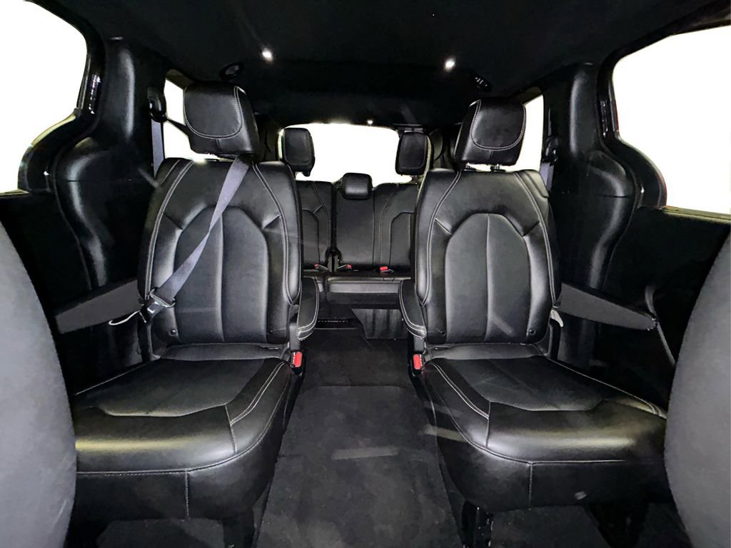 Used 2025 Chrysler Pacifica Select image 22