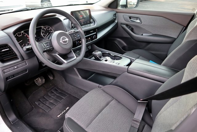 Used 2023 Nissan Rogue SV image 3