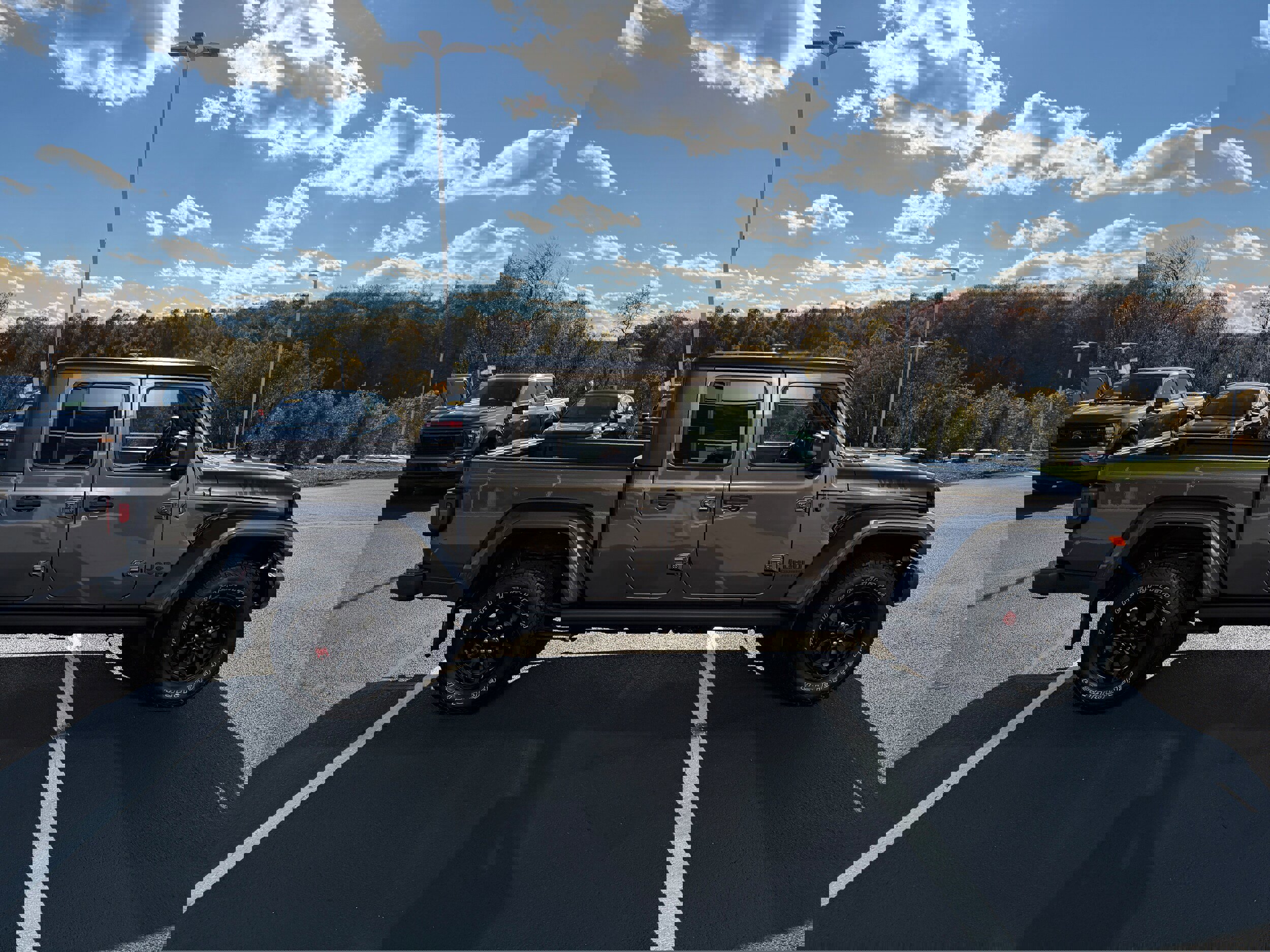 Used 2021 Jeep Gladiator Willys image 2