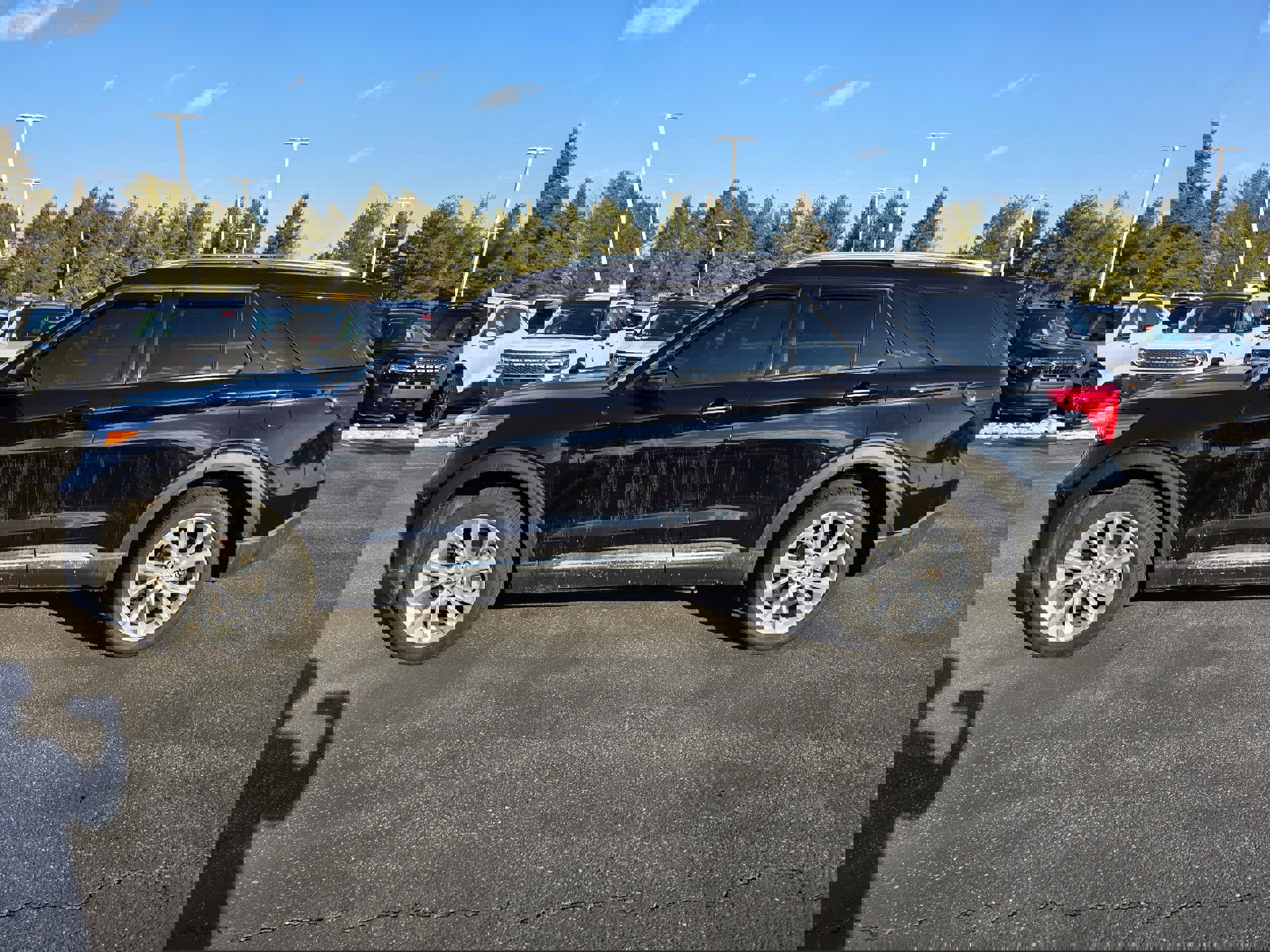 Certified 2023 Ford Explorer Platinum w/ Technology Package image 3