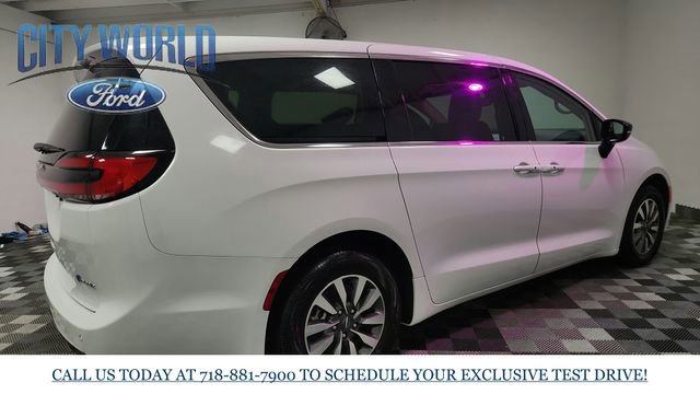 Used 2024 Chrysler Pacifica Select image 6