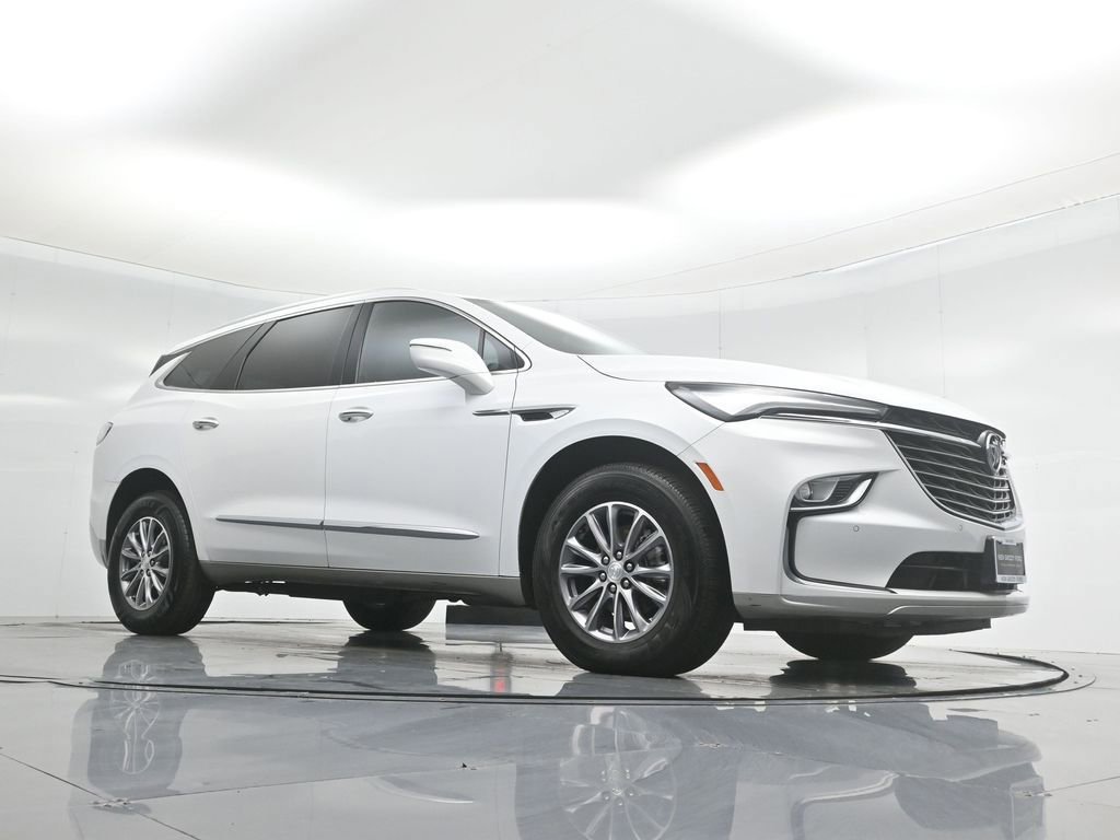 Used 2022 Buick Enclave Essence image 2