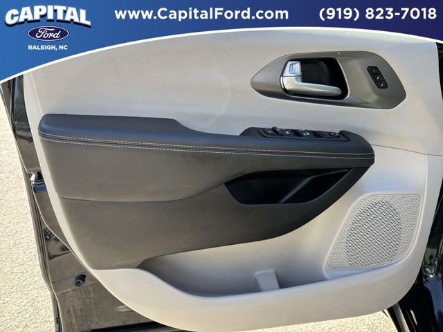 Used 2024 Chrysler Pacifica Touring-L image 18