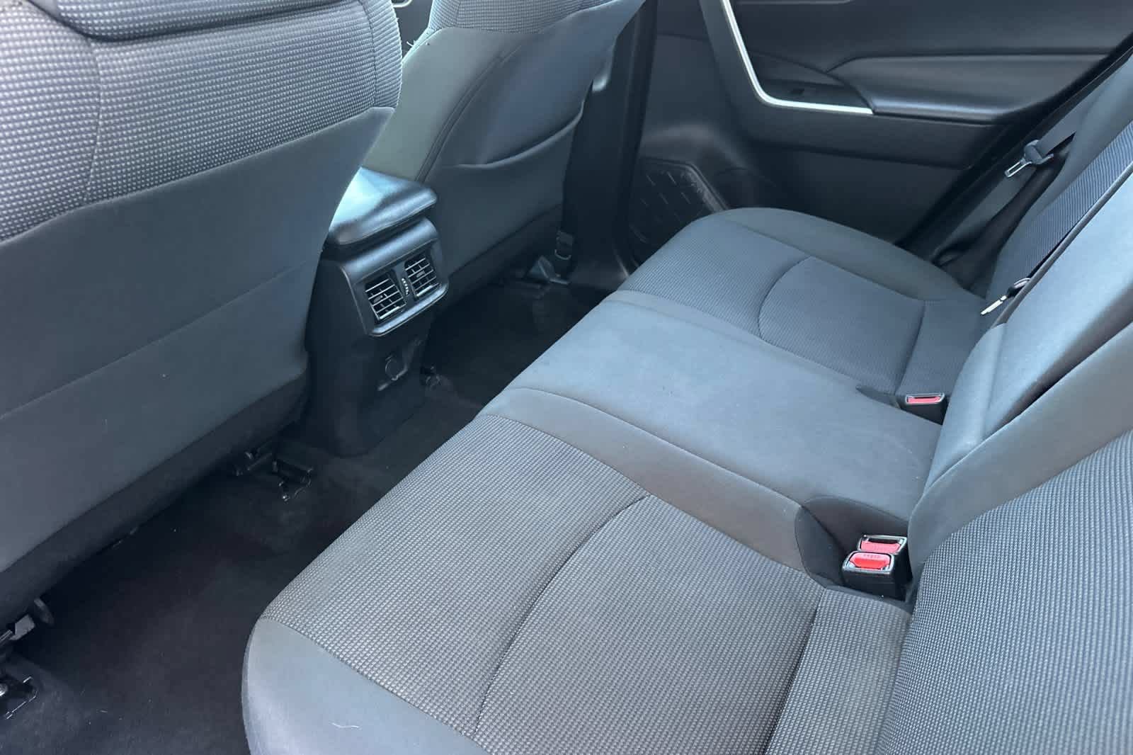 Used 2022 Toyota RAV4 LE AWD/4WD image 4